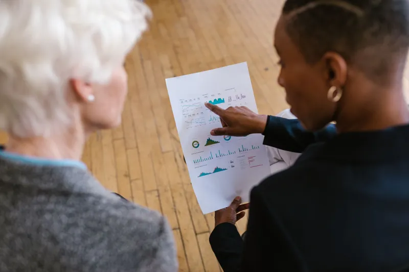 Omgekeerd leren: wat ervaren professionals kunnen winnen bij jongere collega's