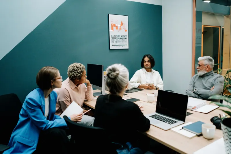 Van collega tot leidinggevende: navigeren door de stille verschuiving in professionele verhoudingen